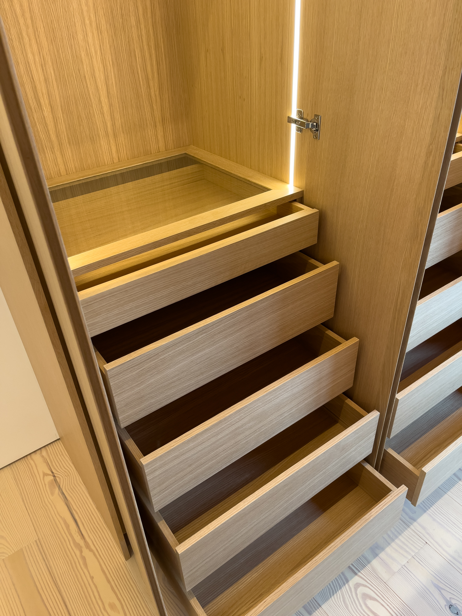 White oak wardrobe built-in — Wewillbebirds millwork