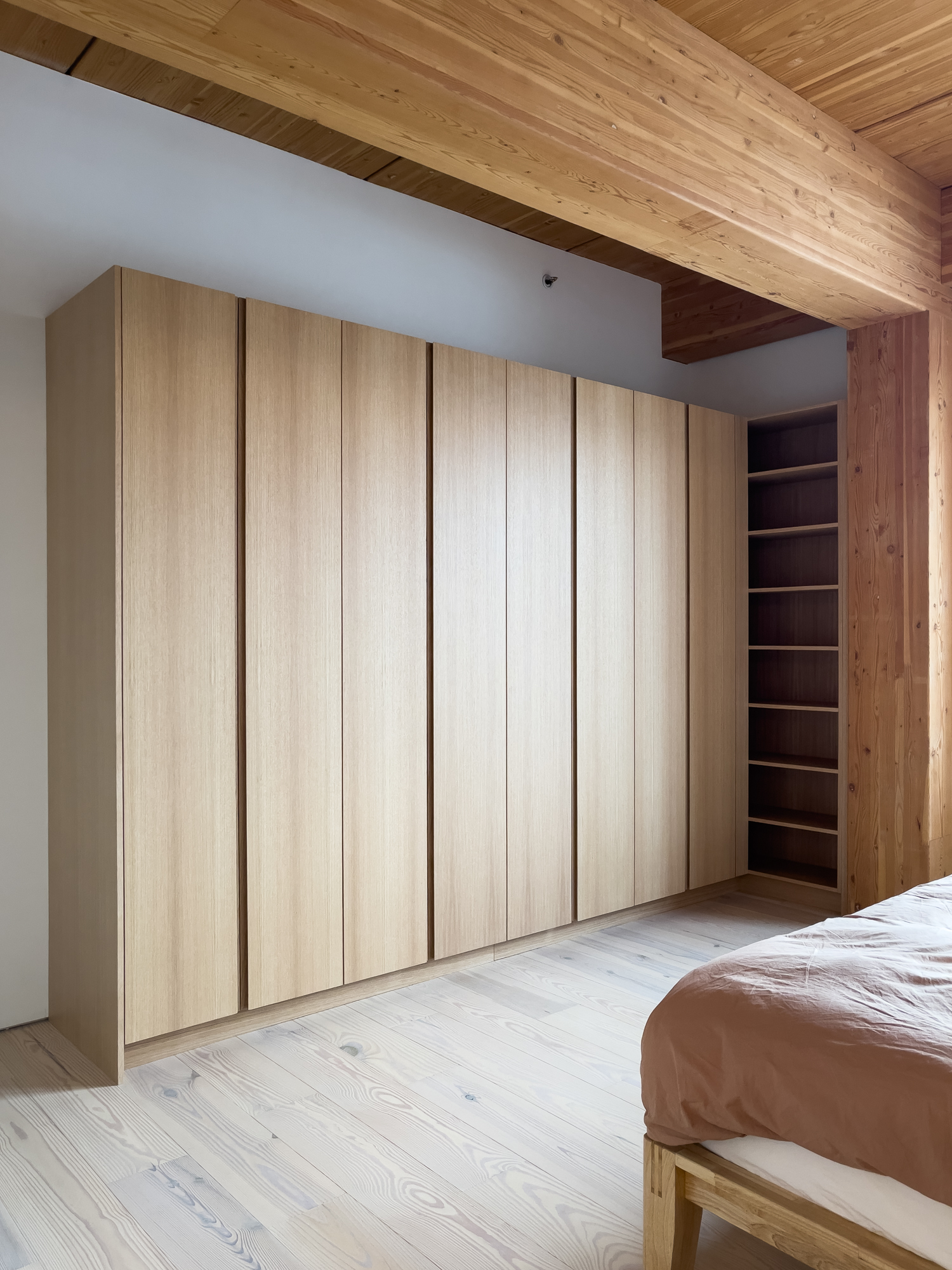 White oak wardrobe built-in — Wewillbebirds millwork