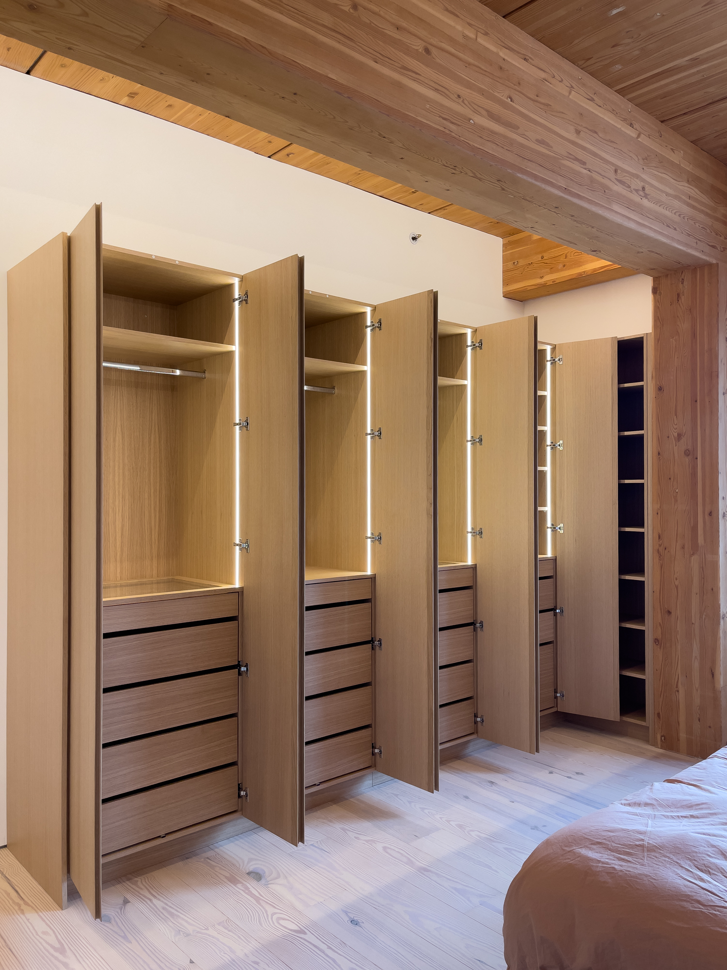 White oak wardrobe built-in — Wewillbebirds millwork